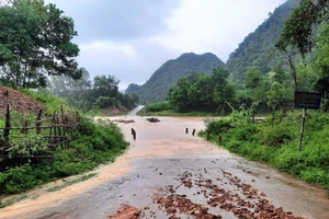 Nước thượng nguồn đổ về khiến nhiều tuyến đường bị ngập lụt, chia cắt một số nơi.