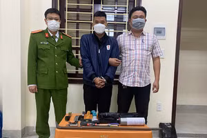 Đối tượng Đinh Quốc Đạt cùng các dụng cụ gây ra các vụ trộm.