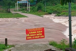 Mưa lớn, nước tại các sông suối địa bàn huyện miền núi Minh Hóa dâng cao, gây ngập nhiều tuyến đường, chia cắt một số thôn, xóm, bản làng.