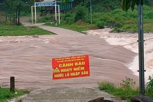 Mưa lớn, nước tại các sông suối địa bàn huyện miền núi Minh Hóa dâng cao, gây ngập nhiều tuyến đường, chia cắt một số thôn, xóm, bản làng.