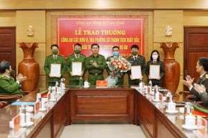 Lãnh đạo Công an tỉnh Quảng Bình trao các quyết định khen thưởng và tặng hoa chúc mừng Ban chuyên án.