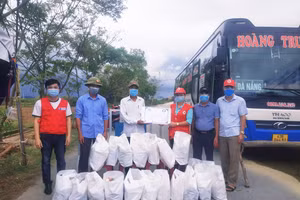 Thông qua sự hỗ trợ của các doanh nghiệp, đơn vị, mạnh thường quân, HCTĐ huyện Lệ Thủy đã tặng nhiều suất quà tới các gia đình khó khăn trong vùng dịch. (Ảnh: Mậu Tình).