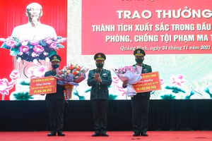 Đại tá Trịnh Thanh Bình, Chỉ huy trưởng Bộ Chỉ huy Bộ đội Biên phòng Quảng Bình trao Thư khen và khen thưởng hai đơn vị chủ trì phá án.