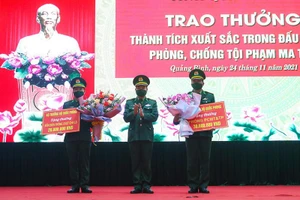 Đại tá Trịnh Thanh Bình, Chỉ huy trưởng Bộ Chỉ huy Bộ đội Biên phòng Quảng Bình trao Thư khen và khen thưởng hai đơn vị chủ trì phá án.