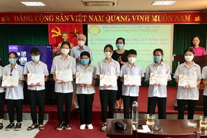 Học sinh ở Làng trẻ em SOS Đồng Hới nhận học bổng Odon Vallet. Ảnh: H.T