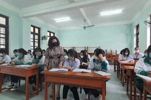 Cô Hoàn luôn dành cho học trò sự ân cần, chia sẻ và mang đến cho các em những tiết học lí thú, bổ ích. Ảnh: Tiến Việt