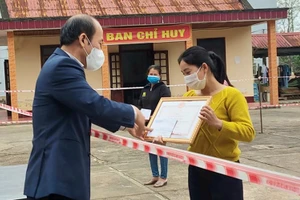 Với nỗ lực dạy học trong khu cách ly, cô giáo Phan Thị Thảo Quyên được chủ tịch UBND huyện Tuyên Hóa tặng giấy khen: Ảnh: V. T