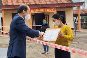 Với nỗ lực dạy học trong khu cách ly, cô giáo Phan Thị Thảo Quyên được chủ tịch UBND huyện Tuyên Hóa tặng giấy khen: Ảnh: V. T