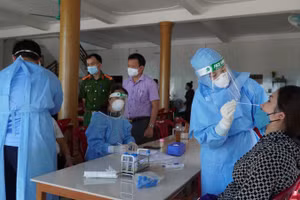 Ngành Y tế Quảng Bình trong một lần xét nghiệm cho các nhân viên nhà hàng, quán ăn dọc quốc lộ 1.