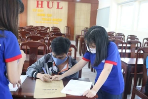 Trường Đại học Luật, Đại học Huế phân công cán bộ, sinh viên của trường hướng dẫn tân sinh viên làm thủ tục nhập học.