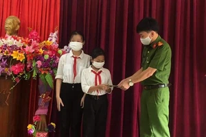 Sau khi nhặt được tiền hai em Cẩm My và Trà My đã giao nộp số tiền trên cho nhà trường để gửi Công an xã Thượng Hóa tìm và trả lại cho người đánh rơi.