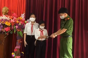 Sau khi nhặt được tiền hai em Cẩm My và Trà My đã giao nộp số tiền trên cho nhà trường để gửi Công an xã Thượng Hóa tìm và trả lại cho người đánh rơi.