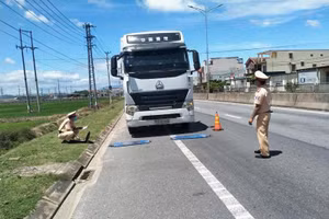 Lực lượng CSGT kiểm tra và xử lý các phương tiện vi phạm.