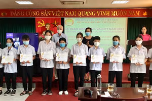 Học sinh ở Làng trẻ em SOS Đồng Hới nhận học bổng Odon Vallet. Ảnh: H.T