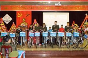 Đoàn thanh niên – Hội Phụ nữ An ninh nhân dân III trao tặng xe đạp cho các em học sinh.