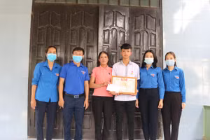 Đồng chí Lê Thị Ngọc Hà - Phó Bí thư Tỉnh Đoàn( thứ 2 từ phải sang) trao Huy hiệu Tuổi trẻ của Trung ương Đoàn và Bằng khen của Ban chấp hành Tỉnh Đoàn cho đoàn viên Cao Anh Vũ.