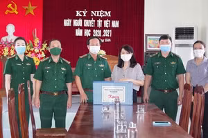 Đại tá Đinh Xuân Hùng, Phó Chính ủy Bộ đội biên phòng Quảng Bình tặng quà cho trẻ khuyết tật tại Trung tâm Nuôi dạy trẻ khuyết tật TP Đồng Hới