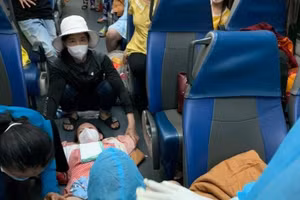 Người phụ nữ sinh con an toàn trên chuyến tàu về quê.