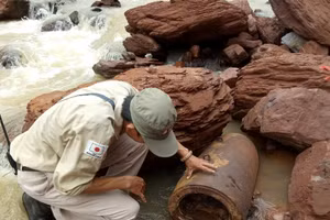 Qủa bom nặng gần 340kg, đã mất hoàn toàn phần đuôi nhưng còn nguyên thuốc nổ.