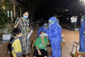 Lực lượng chức năng lấy mẫu, xét nghiệm nhanh để phát hiện, bóc tách F0. Ảnh: Nguyễn Hoàng.