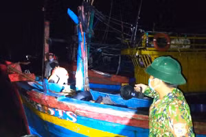 Lực lượng chức năng phát hiện ngư dân trên tàu cá vi phạm các quy định phòng, chống dịch Covid-19.