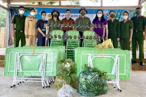 Đoàn công tác Công an tỉnh Quảng Bình, đã trao tặng 15 bộ bàn ghế học sinh và nhiều giống hoa trồng, tại khuôn viên điểm trường Chăm Pu.