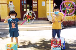 Các em nhỏ vui mừng khi nhận được những món quà vào dịp tết trung thu.