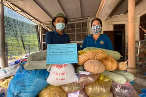 Ngoài hỗ trợ tiền mặt, người dân Quảng Bình còn hỗ trợ nguồn thực phẩm cho bà con khó khăn do ảnh hưởng bởi dịch Covid-19 ở TP Hồ Chí Minh.