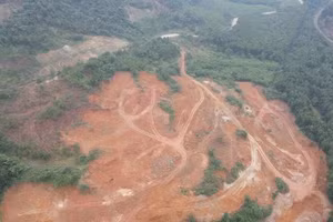 Hình ảnh mỏ khoáng sản lậu nhìn từ trên cao. Ảnh: Nhật Anh