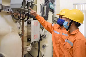 Công nhân Điện lực Quảng Bình kiểm tra hệ thống điện nhằm đảm bảo an toàn liên tục phục vụ tốt kỳ thi tuyển sinh lớp 10.