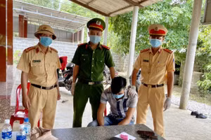 Đối tượng Trần Bảo Khanh cùng tang vật.