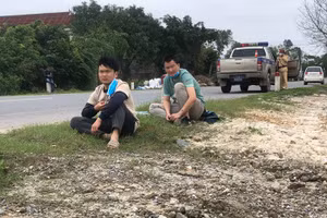 CSGT Công an tỉnh đã phát hiện và bắt giữ 2 đối tượng mang quốc tịch Trung Quốc khi đang bỏ trốn tại địa phận xã Cam Thủy, huyện Lệ Thủy.