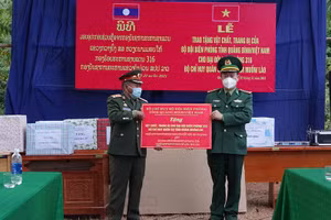 Đại tá Trịnh Thanh Bình, Chỉ huy trưởng BCH Bộ đội Biên phòng Quảng Bình trao tặng vật chất, trang bị cho BCH Quân sự tỉnh Khăm Muộn.