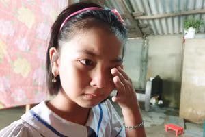 Mỗi lần nghe ai nhắc đến hoàn cảnh gia đình và người bố đã khuất là nước mắt em Quỳnh Hoa lại cứ chảy dài.