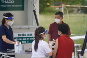 Tại buổi tiêm chủng, công tác phòng, chống dịch được thực hiện nghiêm túc (Ảnh: Nguyễn Hoàng).