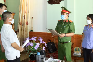 Cơ quan chức năng đã tống đạt quyết định khởi tố vụ án, khởi tố bị can và lệnh cấm đi khỏi nơi cư trú đối với Nguyễn Văn Hiền.