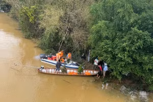 Các lực lượng chức năng và người dân vẫn đang tích cực tìm kiếm em T.