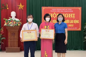 Cô Lan Anh (ở giữa) được Liên đoàn Lao động TP. Hà Tĩnh tặng giấy khen.