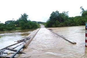 Đến chiều nay một số điểm ngập sâu nước đã rút rất nhanh, thế nhưng các phương tiện vẫn chưa thể lưu thông qua lại được