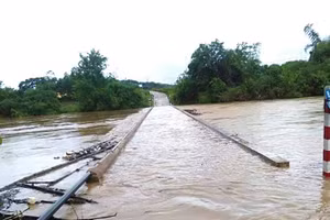 Đến chiều nay một số điểm ngập sâu nước đã rút rất nhanh, thế nhưng các phương tiện vẫn chưa thể lưu thông qua lại được