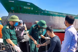 Ngay sau khi tiếp nhận, lực lượng BĐBP tỉnh đã tiến hành hỗ trợ, chăm sóc y tế cho các thuyền viên bị nạn.
