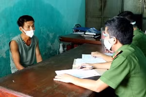 Đối tượng Phan Ngọc Sơn tại cơ quan công an.