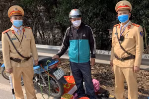 Lực lượng chức năng kiểm tra phát hiện số pháo nổ.