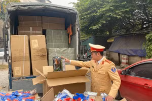 Lực lượng chức năng kiểm đếm số hàng hóa.