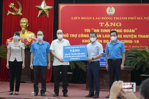 Chủ tịch LĐLĐ TP Hà Nội Nguyễn Phi Thường trao 1.000 Túi An sinh Công đoàn được hỗ trợ cho người lao động khó khăn ảnh hưởng dịch bệnh Covid-19.