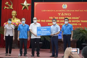 Chủ tịch LĐLĐ TP Hà Nội Nguyễn Phi Thường trao 1.000 Túi An sinh Công đoàn được hỗ trợ cho người lao động khó khăn ảnh hưởng dịch bệnh Covid-19.