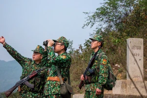 Cán bộ, chiến sĩ Đồn Biên phòng Lũng Cú tuần tra, kiểm soát bảo vệ vững chắc chủ quyền lãnh thổ, biên giới quốc gia.