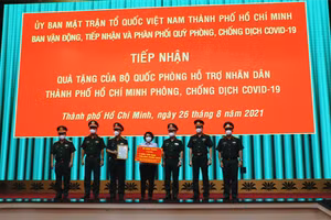 Lãnh đạo TP. HCM tiếp nhận phần quà biểu trưng.