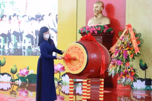 Bà Đào Hồng Lan, Ủy viên Trung ương Đảng, Bí thư Tỉnh ủy Bắc Ninh đánh trống khai giảng năm học mới.