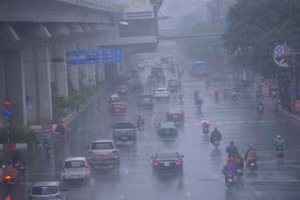 Đường Nguyễn Trãi (quận Thanh Xuân) sáng 13/6 lượng mưa lớn ảnh hưởng rất nhiều đi lại người dân, trong đó thí sinh đi thi.